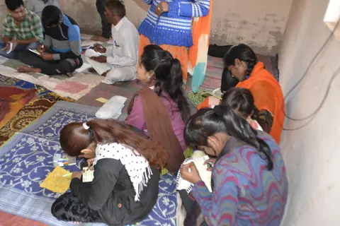 अपने-अपने टास्क को करते हुए फोटो