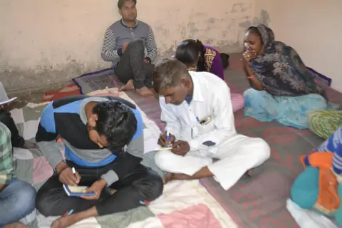 अपने-अपने विचार लिखते हुए