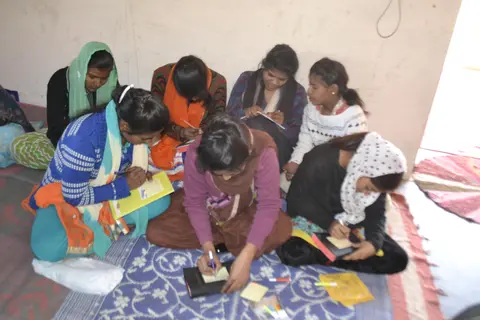 अपने विचारों को कागज मे लिखते हुए