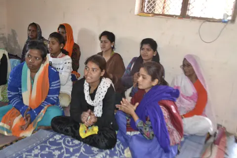 आराधना करते हुए