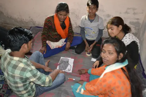 बिखरे हुए कागज के टुकड़ो को मिलाते हुए