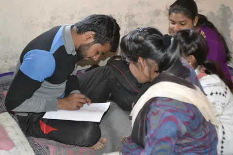 समुह में टास्क पूरा करते हुए