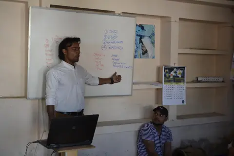 संगीत के बारे में बताते हुए