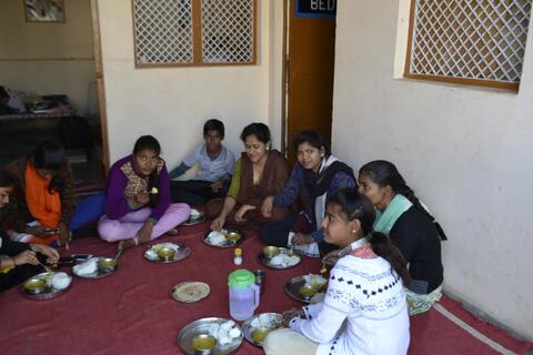 कार्यशाला के दौरान एक साथ खाना खाते हुए